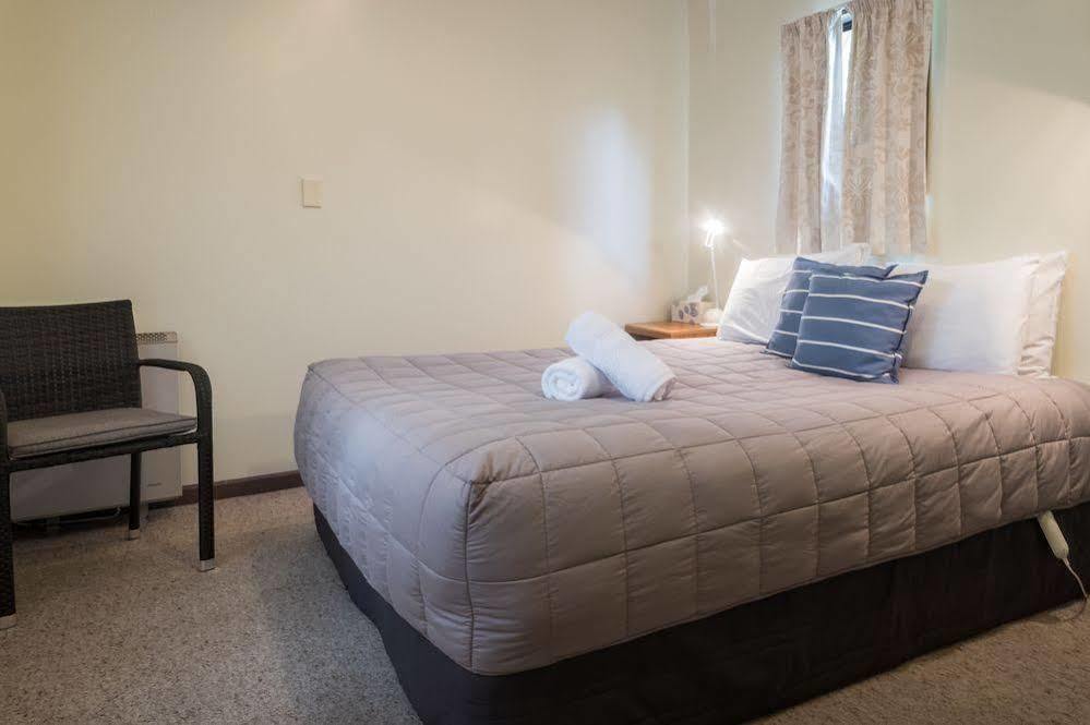 テアナウ Shakespeare House Bed & Breakfast エクステリア 写真